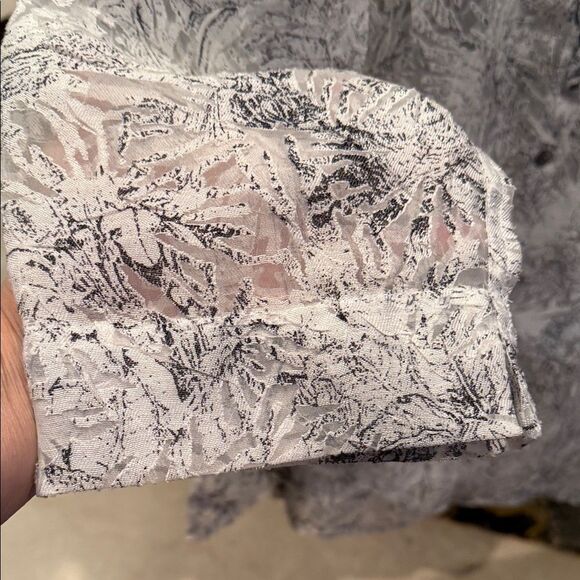 Chico's Gray and White Floral Button Down Shirt size XL - Picture 3 of 4